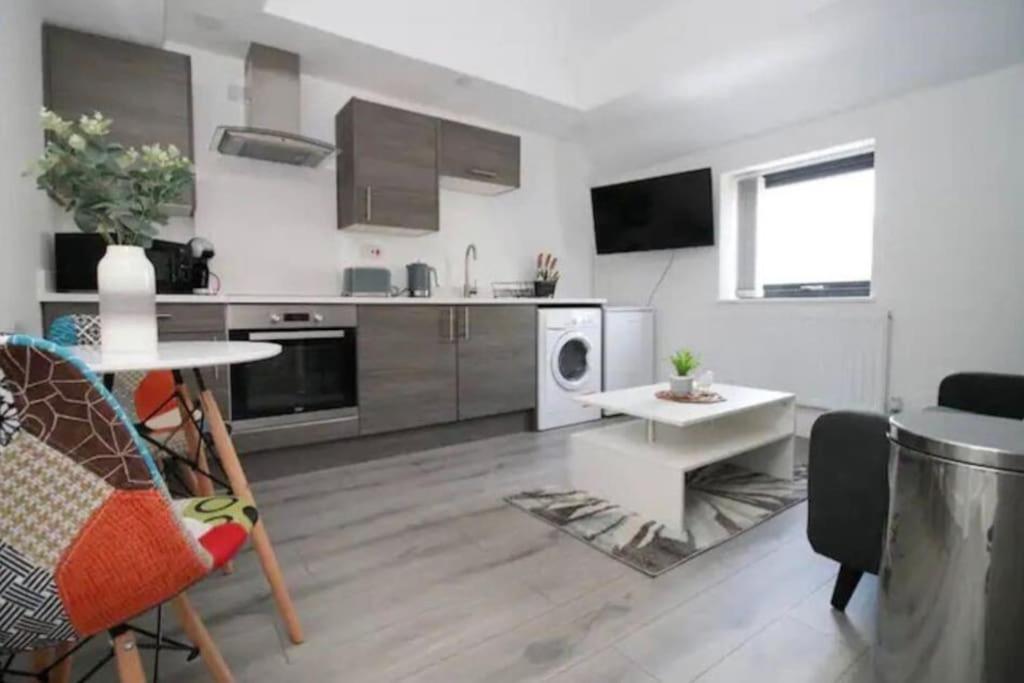 Luxury Redefined:Cardiff 1-Bed Apartment Luaran gambar