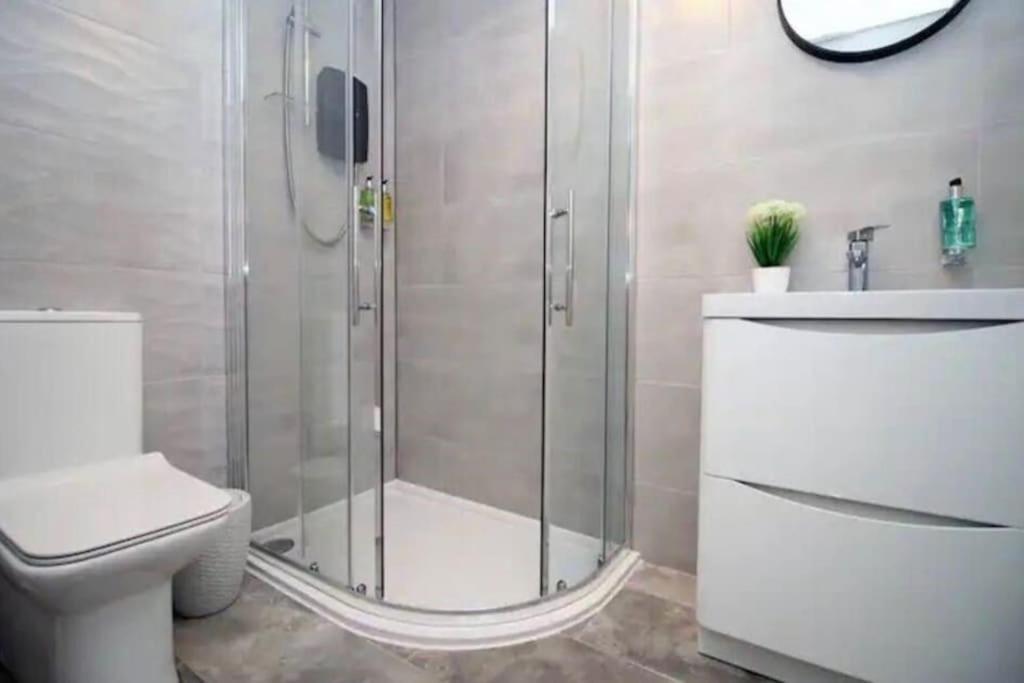 Luxury Redefined:Cardiff 1-Bed Apartment Luaran gambar